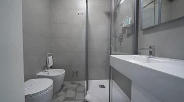 Badezimmer mit Duschkabine