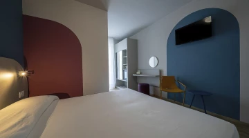 Komfort-Doppelzimmer mit TV und Schreibtisch