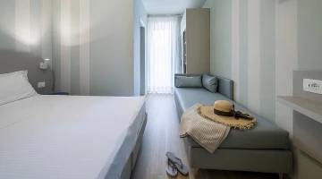 Komfort-Doppelzimmer mit Balkon und Sofa