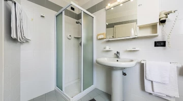 Eigenes Badezimmer mit Duschkabine und wandmontiertem Haartrockner