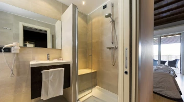 Privates Badezimmer mit Duschkabine