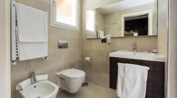Badezimmer mit Wand-Haartrockner