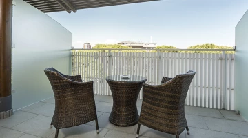 Privater Balkon mit Tisch und Stühlen