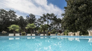 Tavolini e sedie a bordo piscina