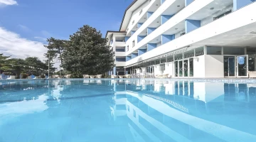 Hotel con piscina stagionale