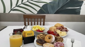 Opzioni dolci e salate a colazione