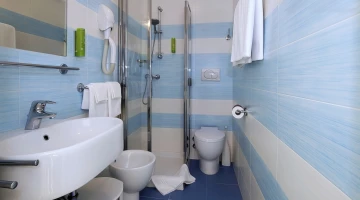 Bagno privato con box doccia e phon