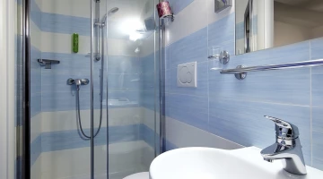 Bagno con box doccia