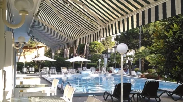 Piscina con solarium
