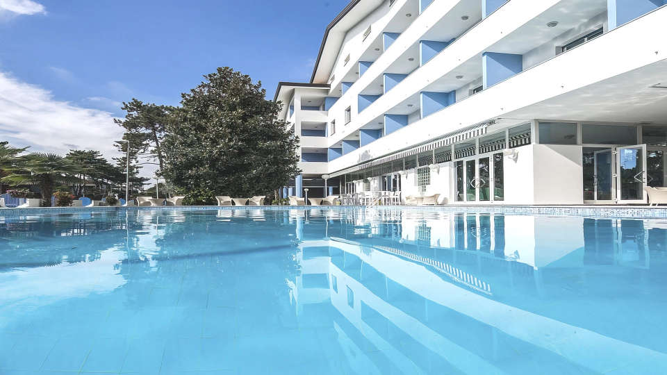 Hotel con piscina stagionale