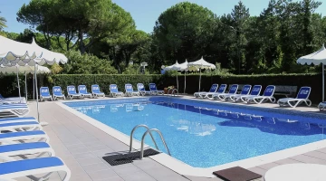Swimming pool with solarium