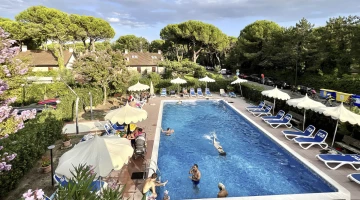 Seasonal swimming pool in the garden