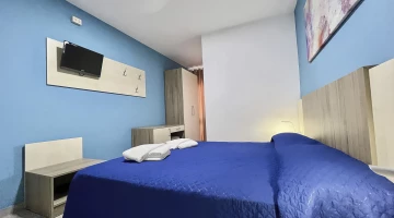 Double room with TV and desk