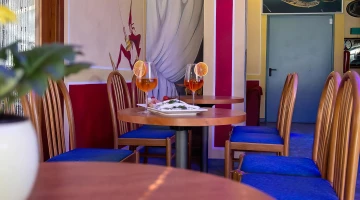 Tables dans l&#39;espace commun avec bar