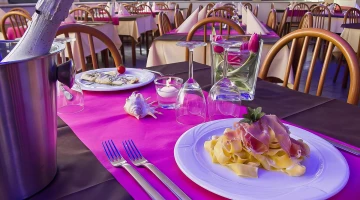 Table dressée au restaurant