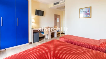 Triple room with wardrobe and TV