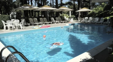 Area piscina con scaletta