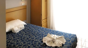 Chambre simple avec lit queen-size à l'Hôtel Angela