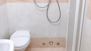 Salle de bain d'une chambre simple à l'Hôtel Angela à Misano