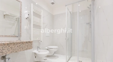 Salle de bain de la nouvelle chambre quadruple Corallo