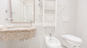Salle de bain de la nouvelle chambre quadruple Corallo