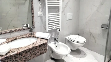 Salle de bain de la nouvelle chambre quadruple Corallo