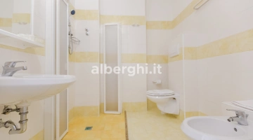 Salle de bain de la chambre double Corallo