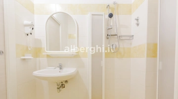 Salle de bain de la chambre double Corallo