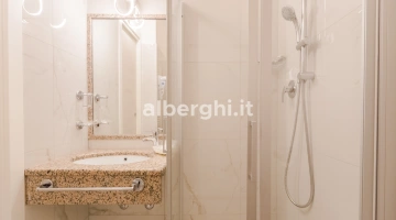 Salle de bain de la chambre triple Smart du New Hotel Angela, Misano