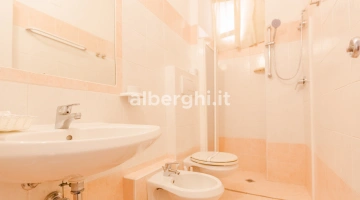 Salle de bain de la chambre double Smart New Hotel Angela à Misano