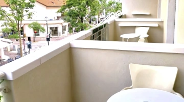 Balcon du premier étage donnant sur la chambre Corallo