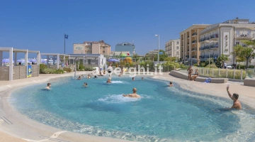 Piscine sur la plage