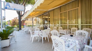 Terrasse avec chaises et tables
