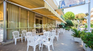 Terrasse avec chaises et tables