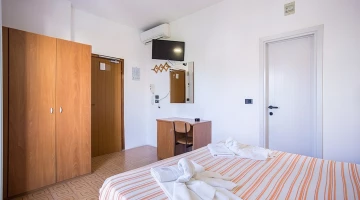 Chambre avec air conditionné et TV