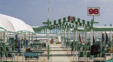 Parasols et transats sur la plage