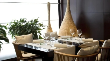 Tische im Restaurant gedeckt