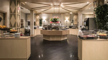 Breakfast room with buffet