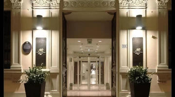 Eingang zu den Hotelarkaden