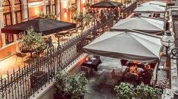 Terrasse mit Blick auf die Stadt