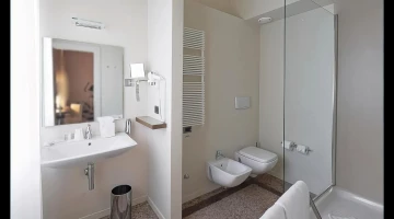 Privates Badezimmer mit Duschkabine