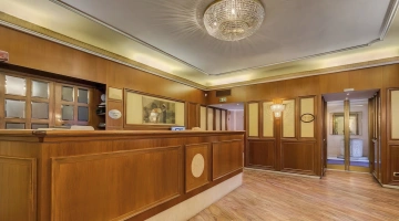 Bureau de réception dans le hall