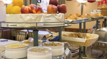 Fruits frais et céréales au petit-déjeuner