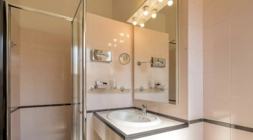 Salle de bain avec cabine de douche