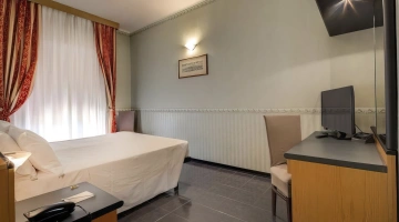 Chambre simple économique avec télévision et bureau
