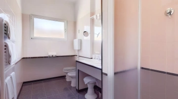 Salle de bain avec douche dans la chambre économique