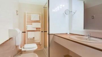 Salle de bain avec cabine de douche