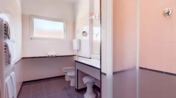 Bagno con box doccia in camera economy