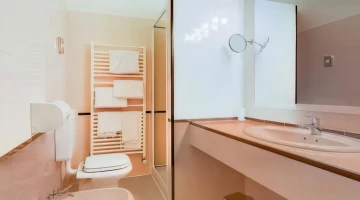 Bagno con box doccia