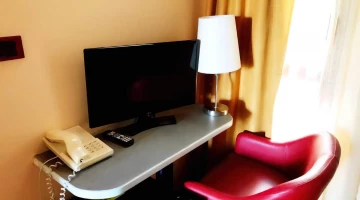 Chambre avec télévision et bureau